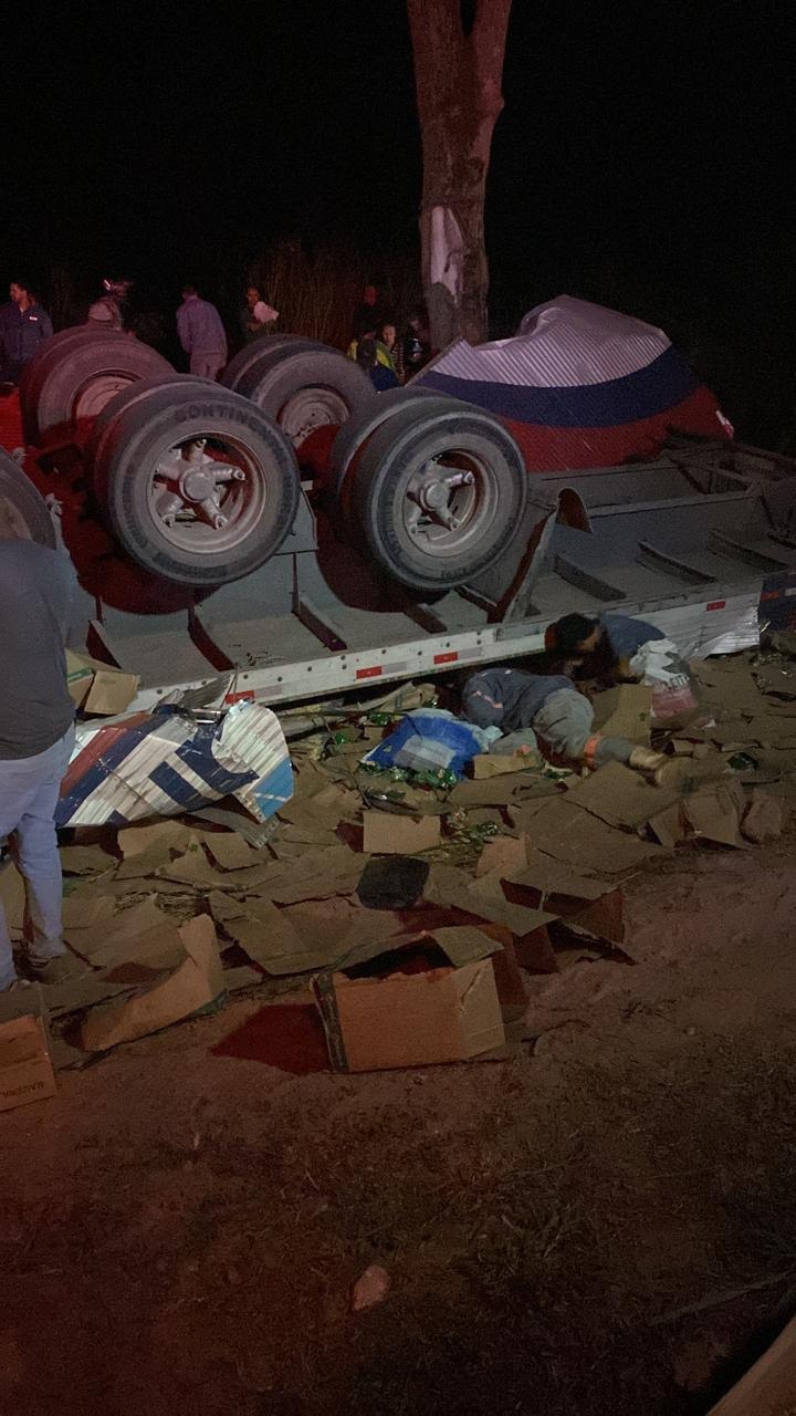 Motorista morre após caminhão capotar na BR-040, em Santos Dumont - Foto: Divulgação/Corpo de Bombeiros