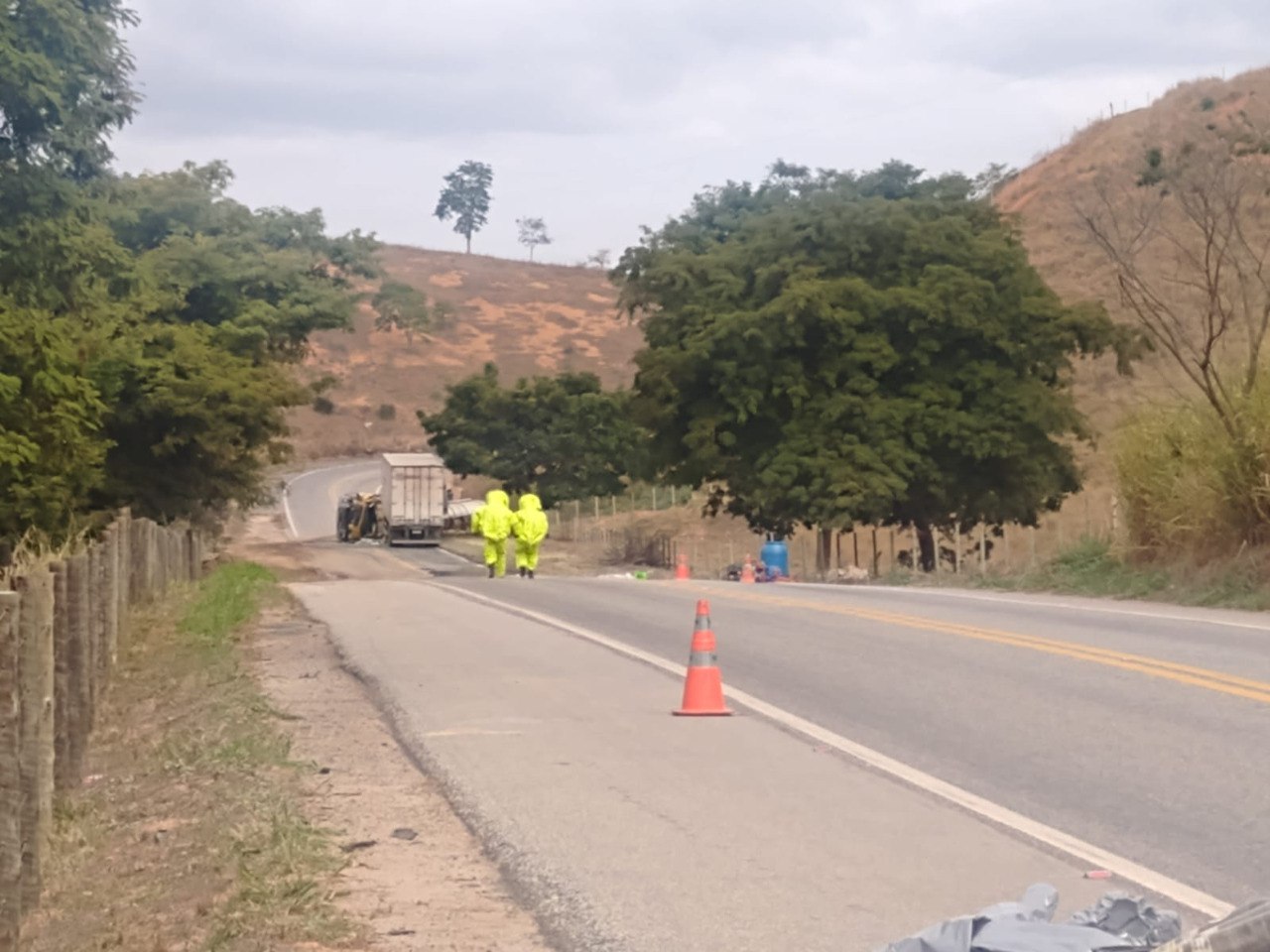 Batida entre duas carretas deixa uma pessoa morta na BR-116, em Engenheiro Caldas - Foto: Divulgação/CBMMG