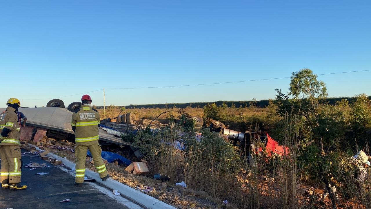 Motorista morre após acidente entre carro e carreta na BR-251, em Salinas - Foto: Divulgação/Corpo de Bombeiros