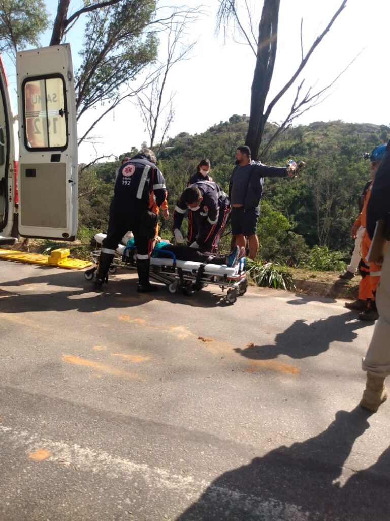 Motorista fica ferido após carro capotar na BR-381, em Sabará - Foto: Por Dentro de Minas