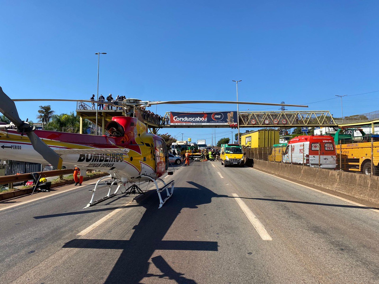 Casal fica ferido após carreta prensa carro na mureta da BR-381, em Contagem - Foto: Divulgação/CBMMG