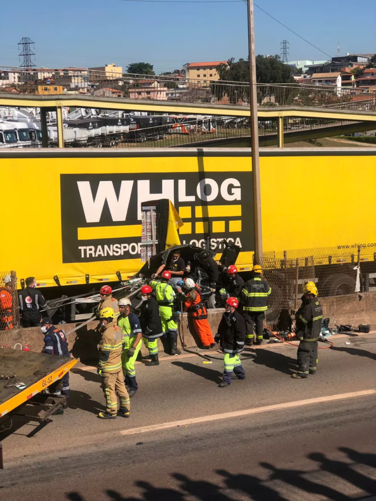 Casal fica ferido após carreta prensa carro na mureta da BR-381, em Contagem - Foto: Reprodução/Redes Sociais