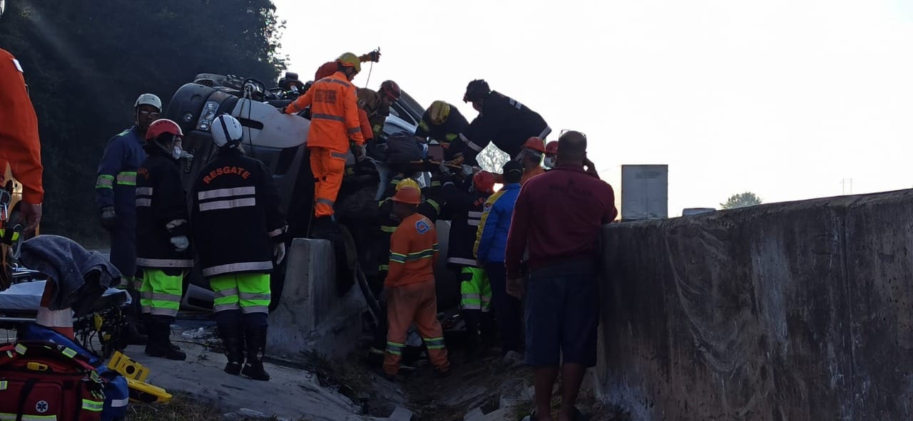 Dois homens ficam feridos após carreta tomba na BR-381, em Lavras, no Sul de Minas - Foto: Divulgação/Corpo de Bombeiros