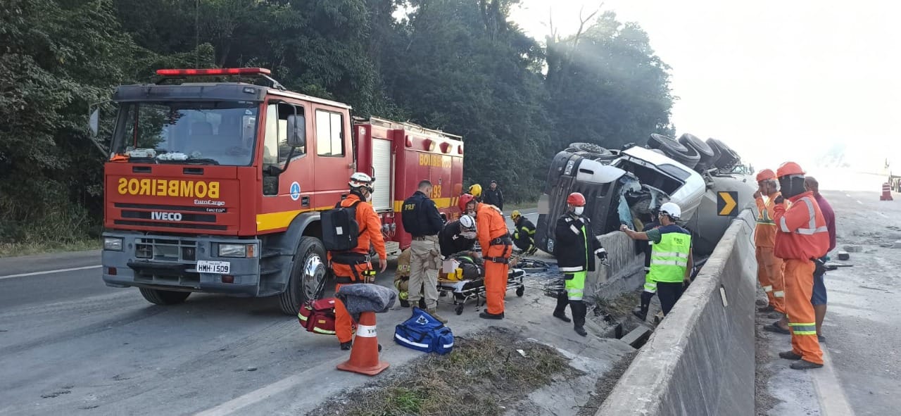 Dois homens ficam feridos após carreta tomba na BR-381, em Lavras, no Sul de Minas - Foto: Divulgação/Corpo de Bombeiros