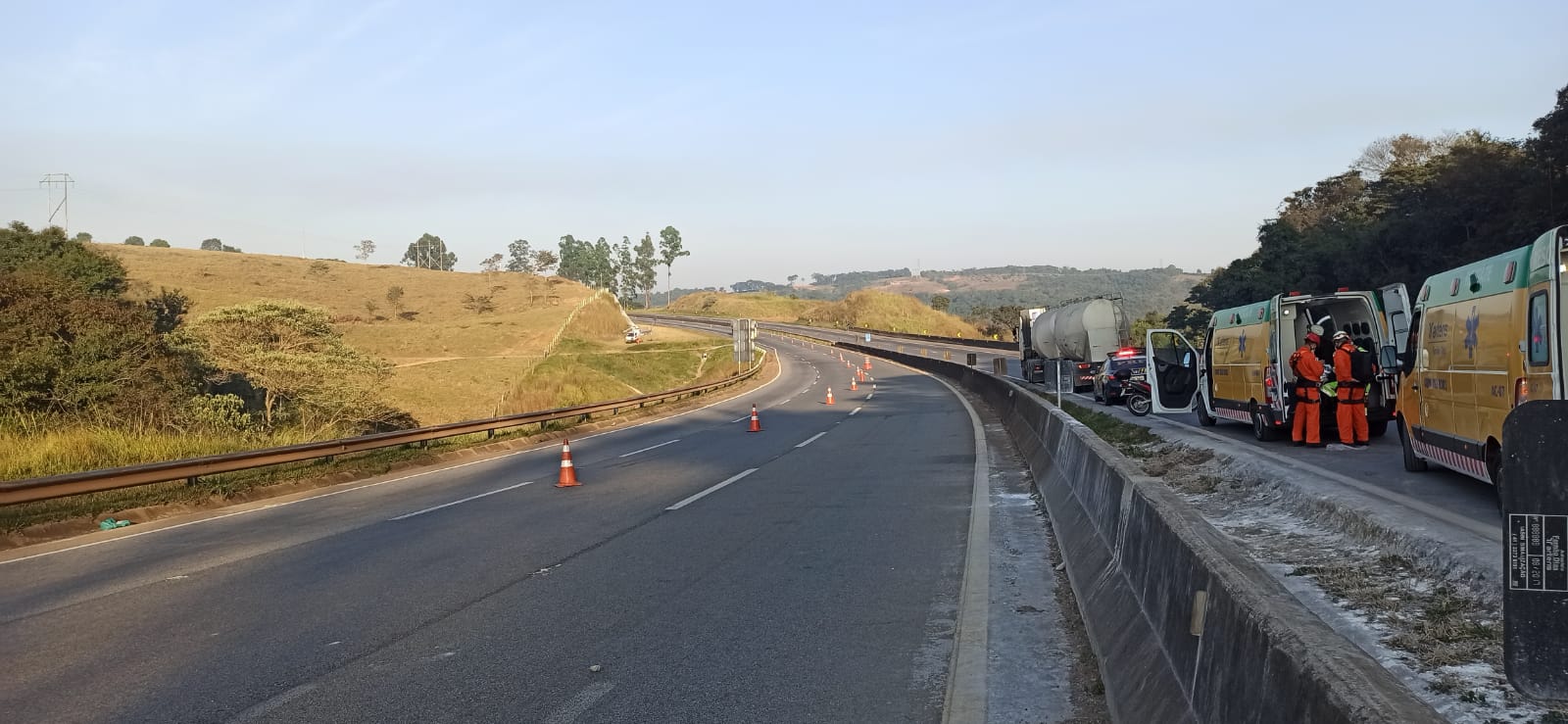 Dois homens ficam feridos após carreta tomba na BR-381, em Lavras, no Sul de Minas - Foto: Divulgação/Corpo de Bombeiros