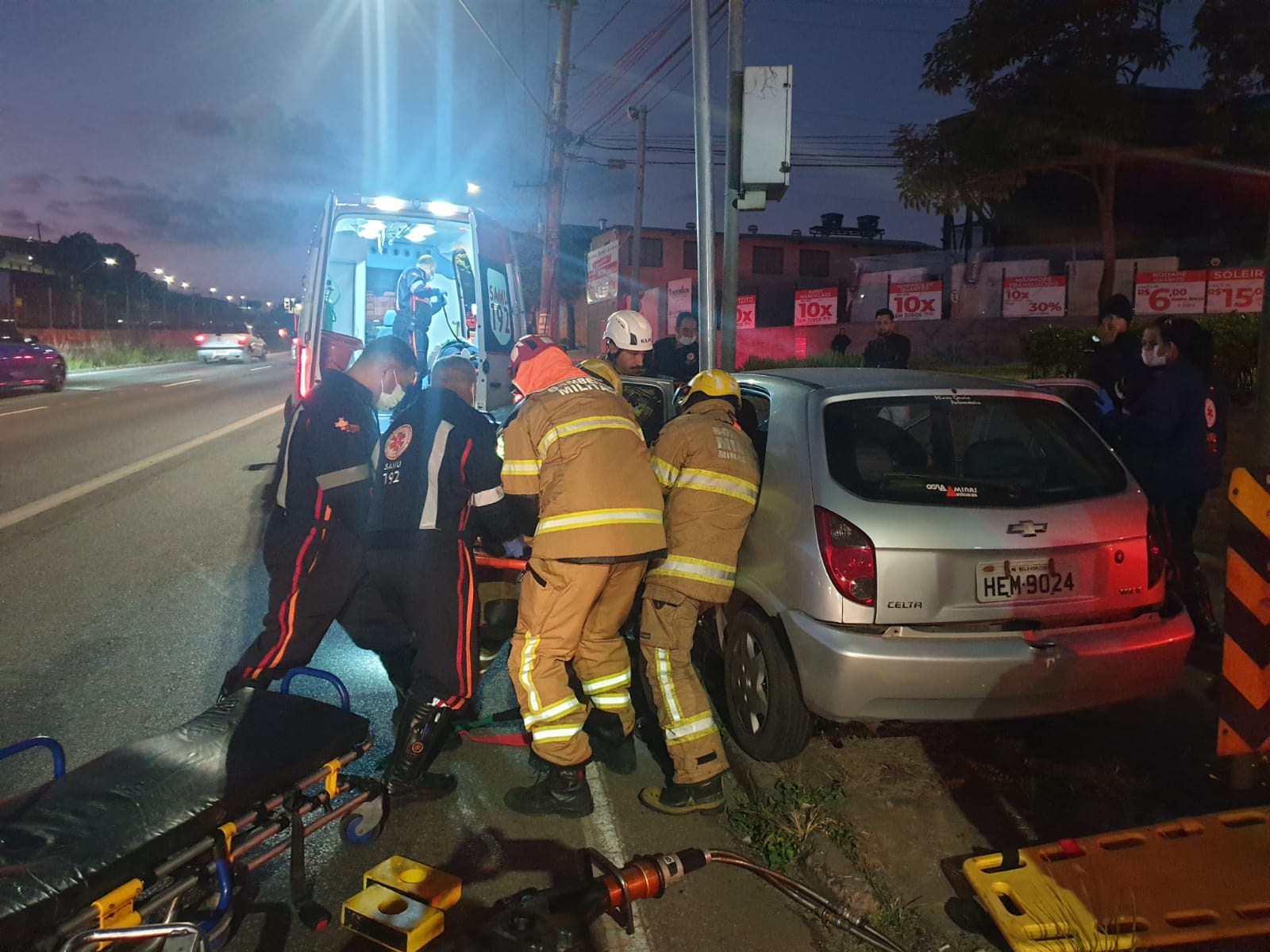 Quatro pessoas ficam feridas após carro bater em poste na Avenida Cristiano Machado, em BH - Foto: Divulgação/CBMMG