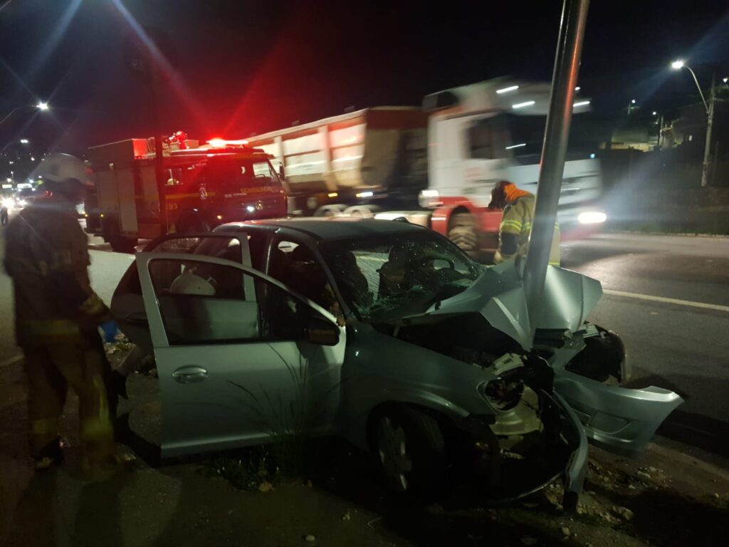 Quatro pessoas ficam feridas após carro bater em poste na Avenida Cristiano Machado, em BH - Foto: Divulgação/CBMMG