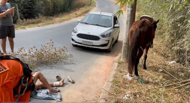 Homem que andava a cavalo fica ferido após ser atropelado no bairro Quintas São José, em Esmeraldas