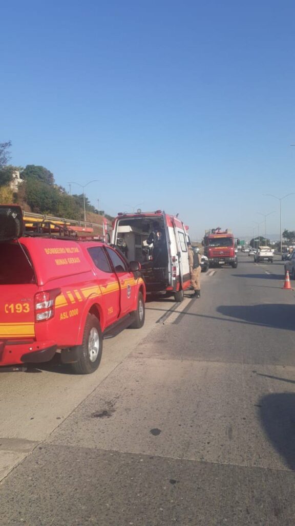 Três pessoas ficam feridas em acidente na MG-010, no bairro Serra Verde, em BH - Foto: Divulgação/Corpo de Bombeiros