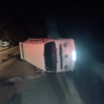 Seis pessoas ficam feridas após kombi atropela jovem, bate em carro e capota na MG-369, entre Campos Gerais e Alfenas - Foto: Divulgação/Corpo de Bombeiros