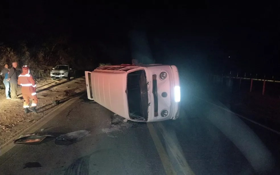 Seis pessoas ficam feridas após kombi atropela jovem, bate em carro e capota na MG-369, entre Campos Gerais e Alfenas - Foto: Divulgação/Corpo de Bombeiros