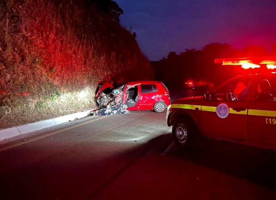 Motorista morre em acidente entre carro e carreta na MG-434, em Itabira - Foto: Divulgação/CBMMG