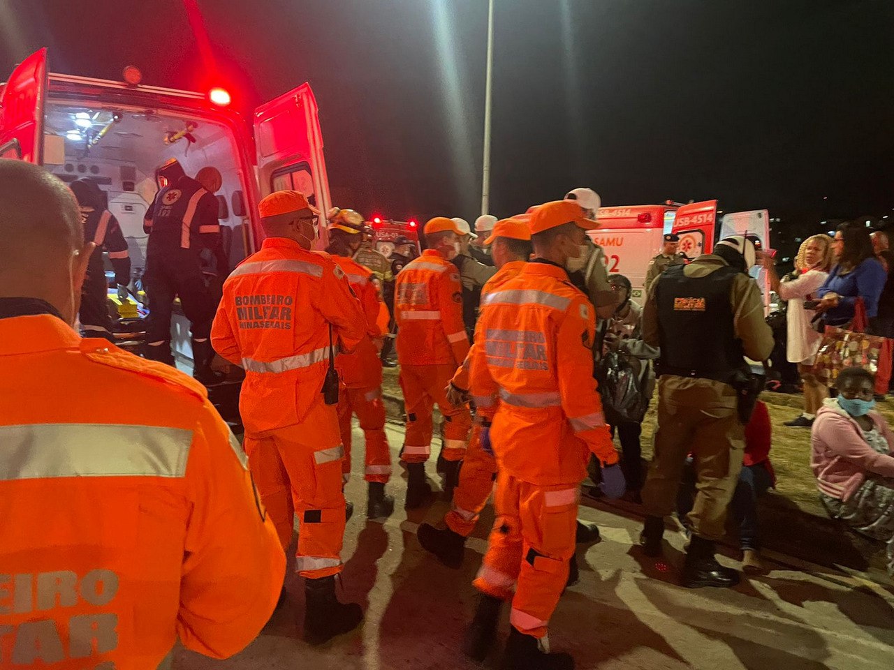 Acidente entre três ônibus do Move deixa 17 feridos na Avenida Dom Pedro I, no bairro Itapoã em BH - Foto: Divulgação/CBMMG