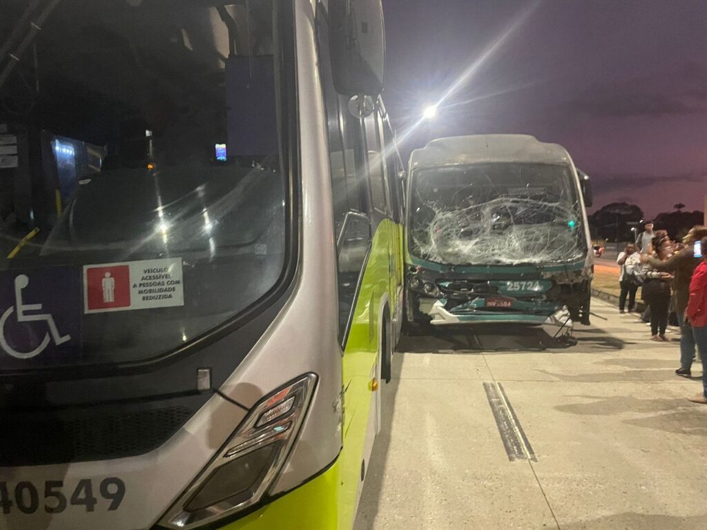 Acidente entre três ônibus do Move deixa 17 feridos na Avenida Dom Pedro I, no bairro Itapoã em BH - Foto: Divulgação/CBMMG