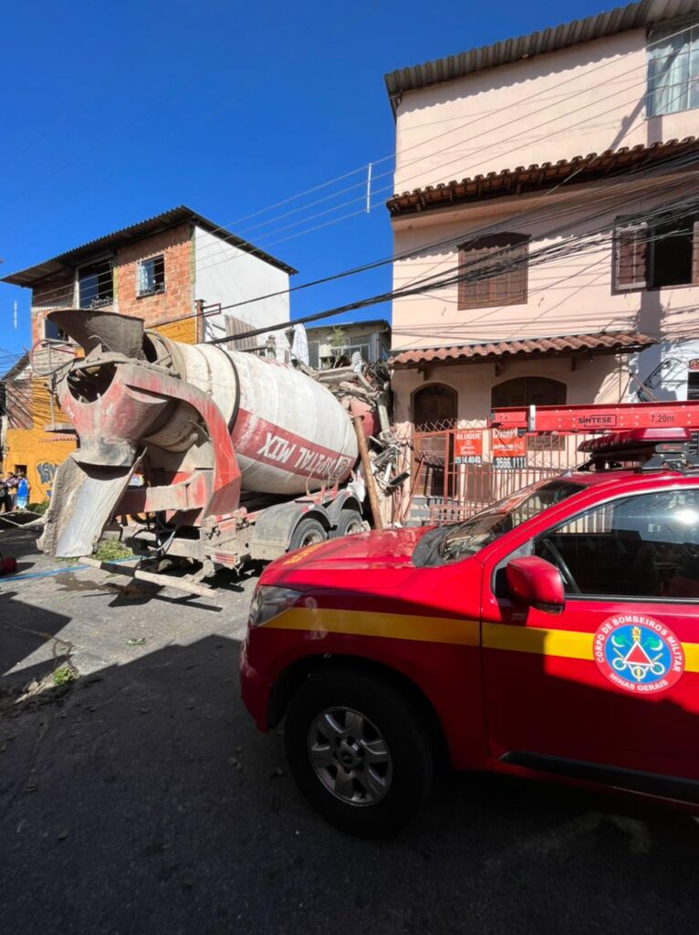 Motorista morre após caminhão betoneira invadir casa no bairro Nova Granada, em BH - Foto: Divulgação/CBMMG