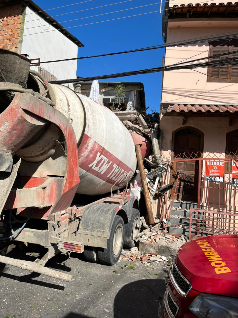 Motorista morre após caminhão betoneira invadir casa no bairro Nova Granada, em BH - Foto: Divulgação/CBMMG