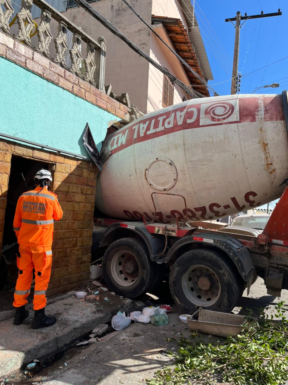 Motorista morre após caminhão betoneira invadir casa no bairro Nova Granada, em BH - Foto: Divulgação/CBMMG