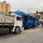 Quatro pessoas ficam feridas após acidente entre ônibus e caminhão no bairro São João Batista, em BH - Foto: Divulgação/Corpo de Bombeiros
