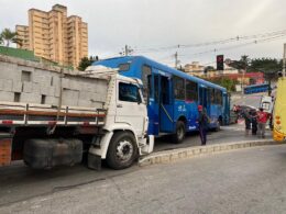 Quatro pessoas ficam feridas após acidente entre ônibus e caminhão no bairro São João Batista, em BH - Foto: Divulgação/Corpo de Bombeiros