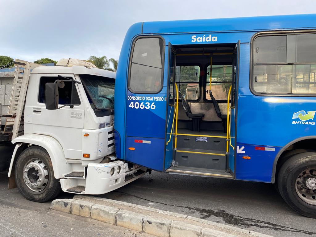 Quatro pessoas ficam feridas após acidente entre ônibus e caminhão no bairro São João Batista, em BH - Foto: Divulgação/Corpo de Bombeiros