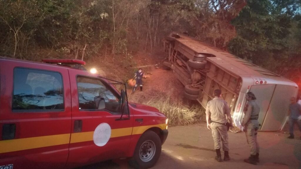 Ônibus com 42 passageiros tomba e deixa quatro gravemente ferido na MGC-259, em Serro - Foto: Divulgação/Corpo de Bombeiros