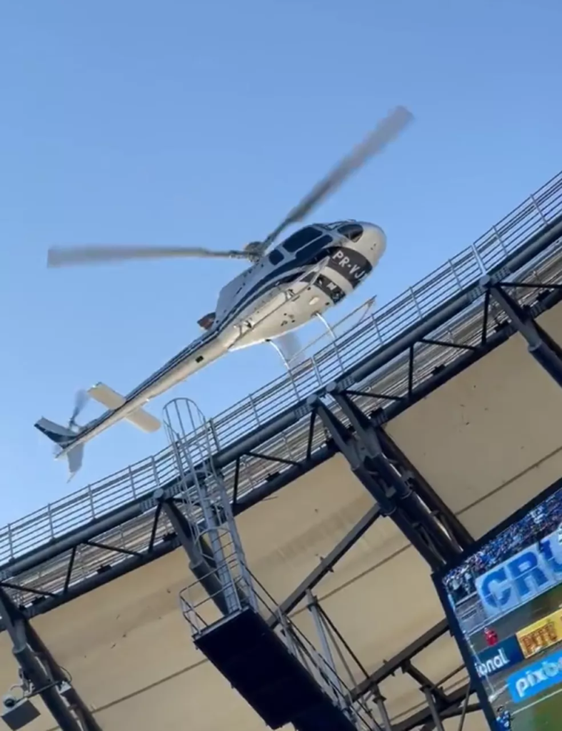 Helicóptero com certificado suspenso voa baixo e assusta torcedores no Estádio Mineirão - Foto: Reprodução/Redes Sociais