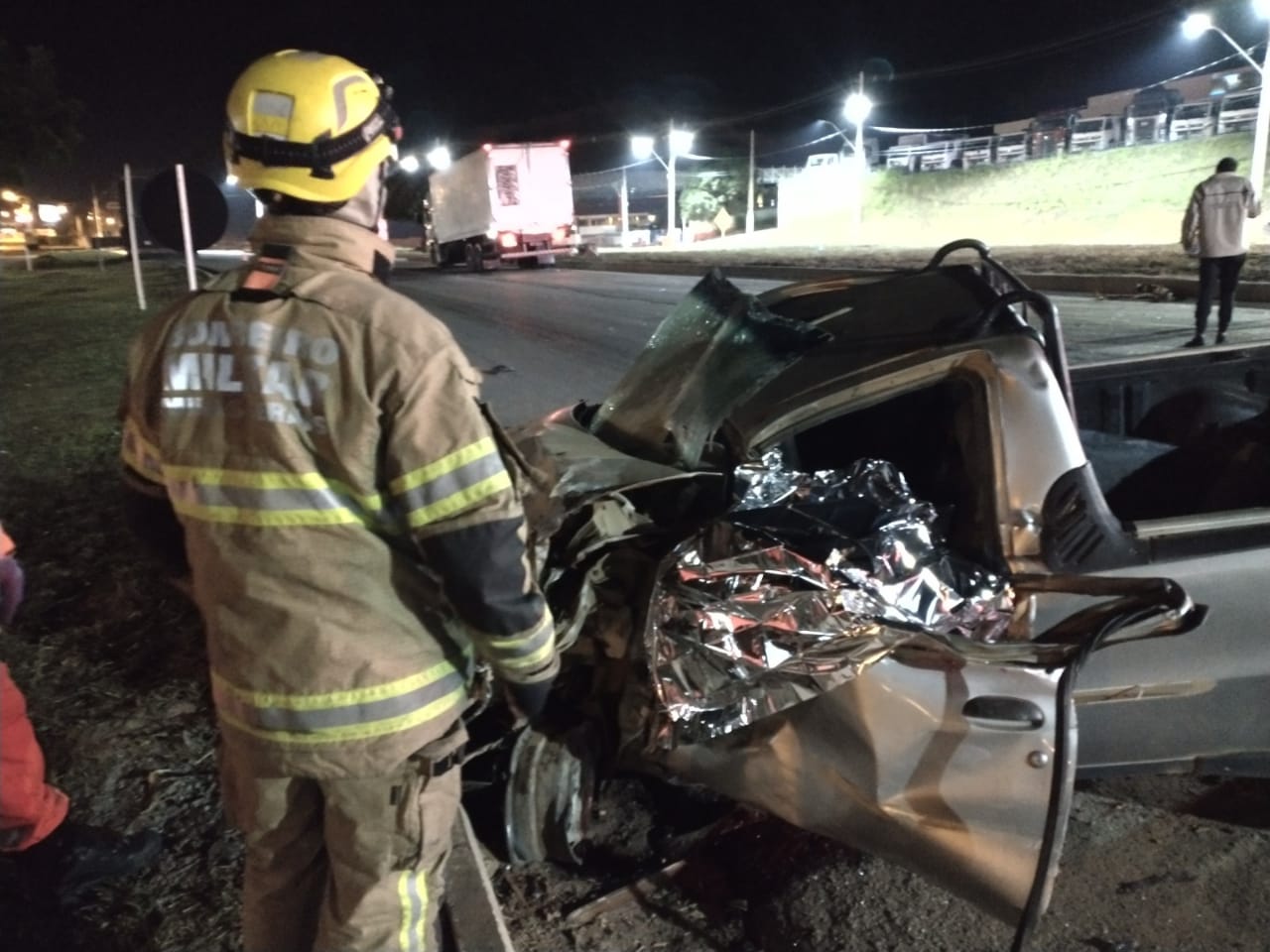 Motorista de carro morre após acidente com caminhão na BR-116, em Muriaé - Foto: Divulgação/CBMMG