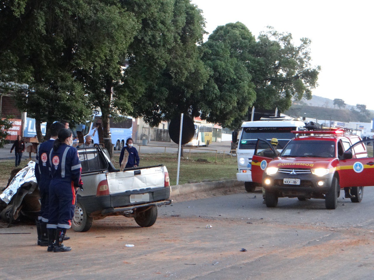 Motorista de carro morre após acidente com caminhão na BR-116, em Muriaé - Foto: Divulgação/CBMMG