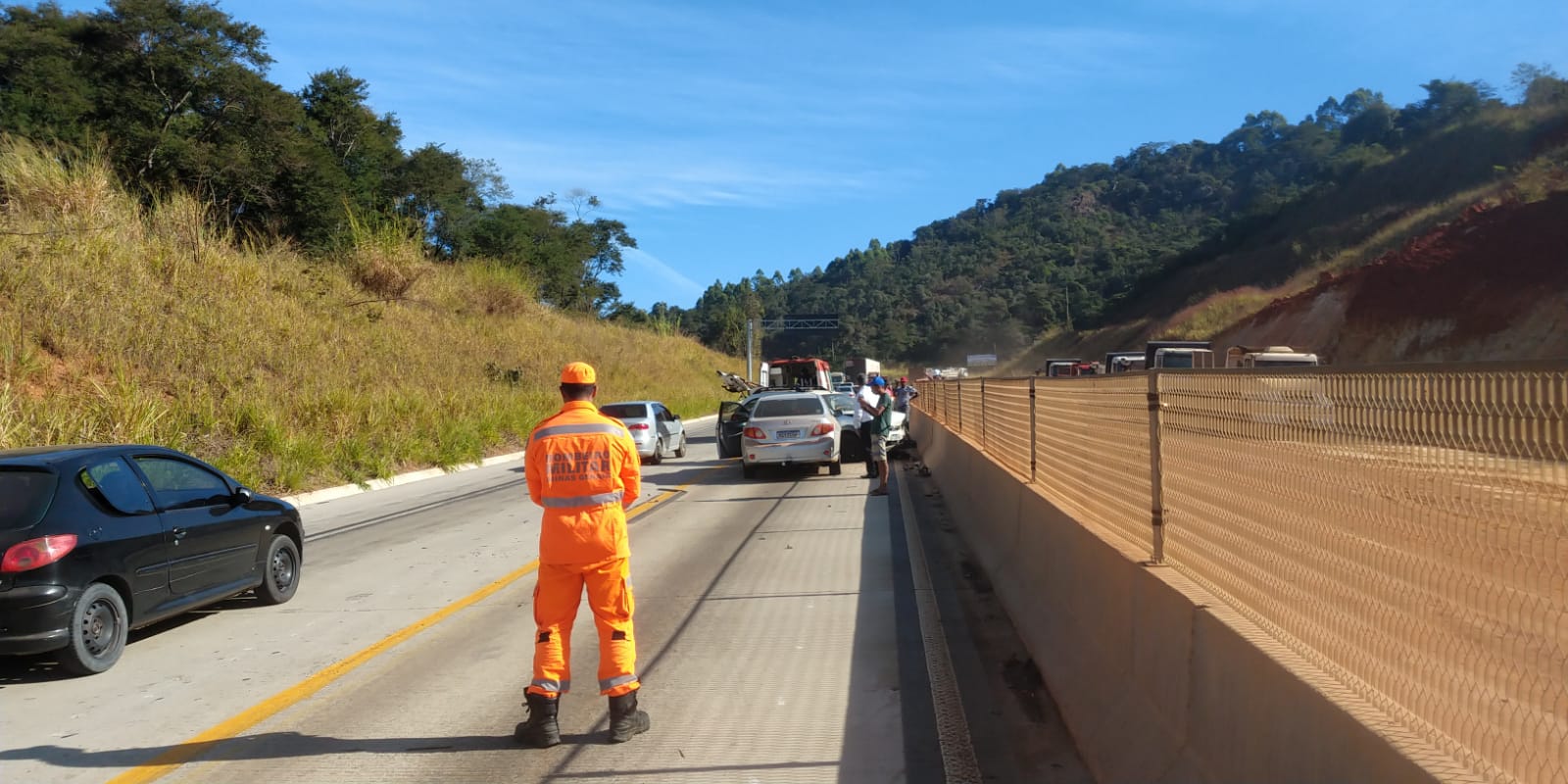 Mãe e filha ficam feridas em acidente com cinco veículos na BR-381, em Bom Jesus do Amparo - Foto: Divulgação/Corpo de Bombeiros