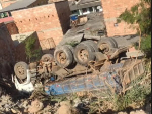 Caminhão tomba e atinge casas no bairro Novo Aarão Reis, em Belo Horizonte - Foto: Reprodução/Redes Sociais