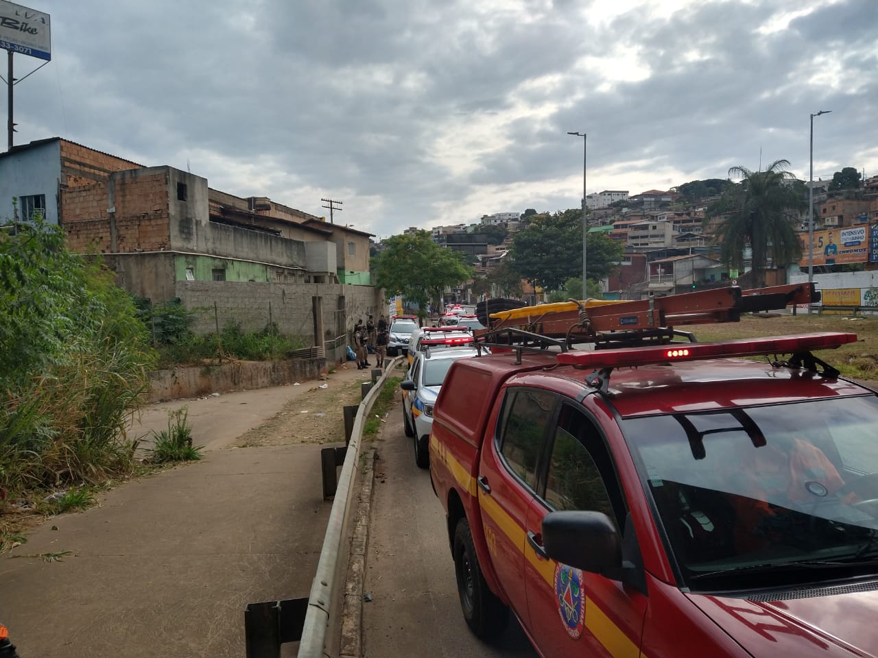 Corpo é resgatado de galeria abaixo da Avenida Tereza Cristina, no Barreiro, em BH - Foto: Divulgação/Corpo de Bombeiros