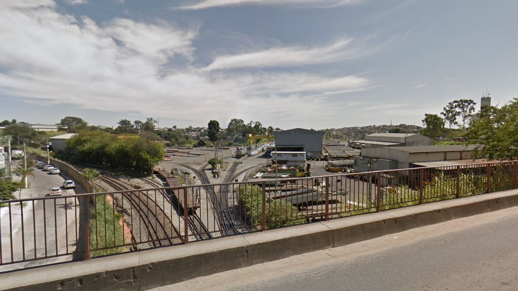 Homem é atropelado por trem e fica gravemente ferido em Contagem, na Grande BH - Foto: Reprodução/Google Street View