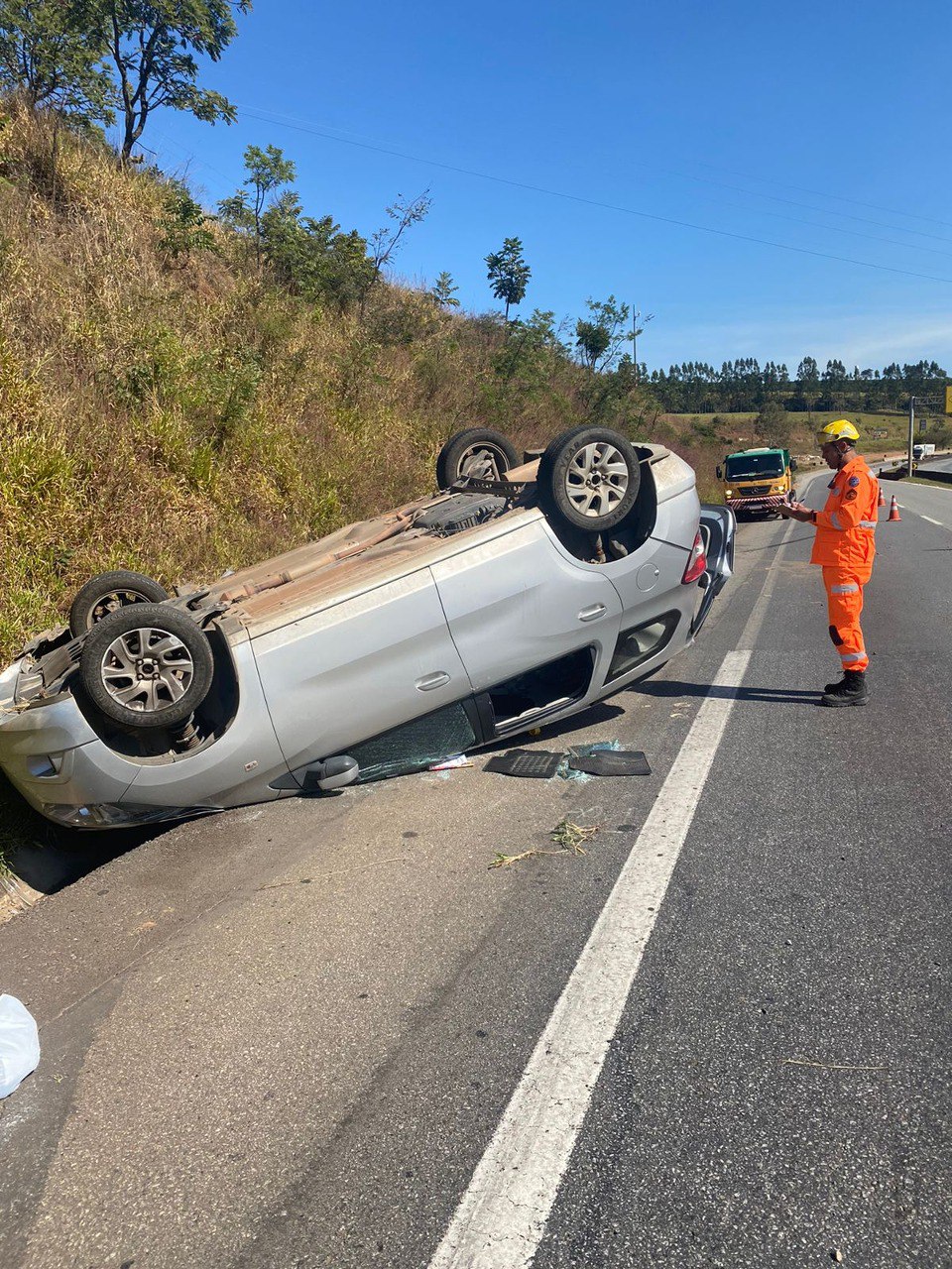 Casal e cinco filhos ficam feridos em grave acidente de carro na Rodovia Fernão Dias, em Oliveira - Foto: Divulgação/Corpo de Bombeiros