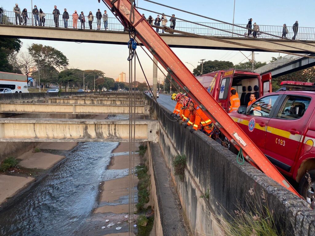 Bombeiros resgata homem que pulou no Ribeirão Arrudas para 'fugir de pessoas' - Foto: Divulgação/CBMMG