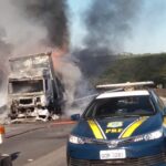 Carreta carregada com fraldas pega fogo e interdita Rodovia Fernão Dias, em Santo Antônio do Amparo - Foto: Divulgação/PRF