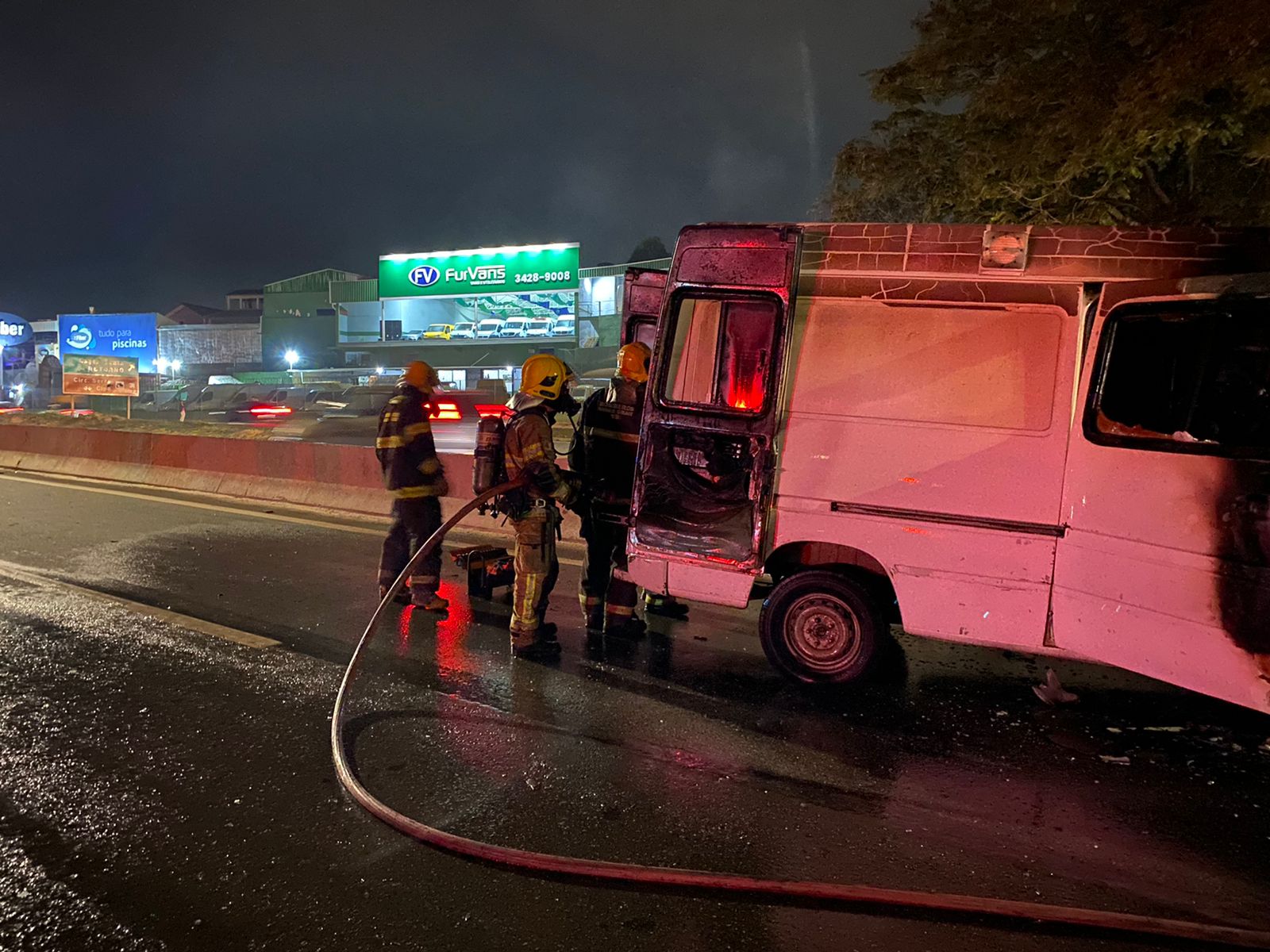 Incêndio destruí ambulância no Anel Rodoviário, altura do bairro São Francisco, em Belo Horizonte  - Foto: Reprodução/Corpo de Bombeiros