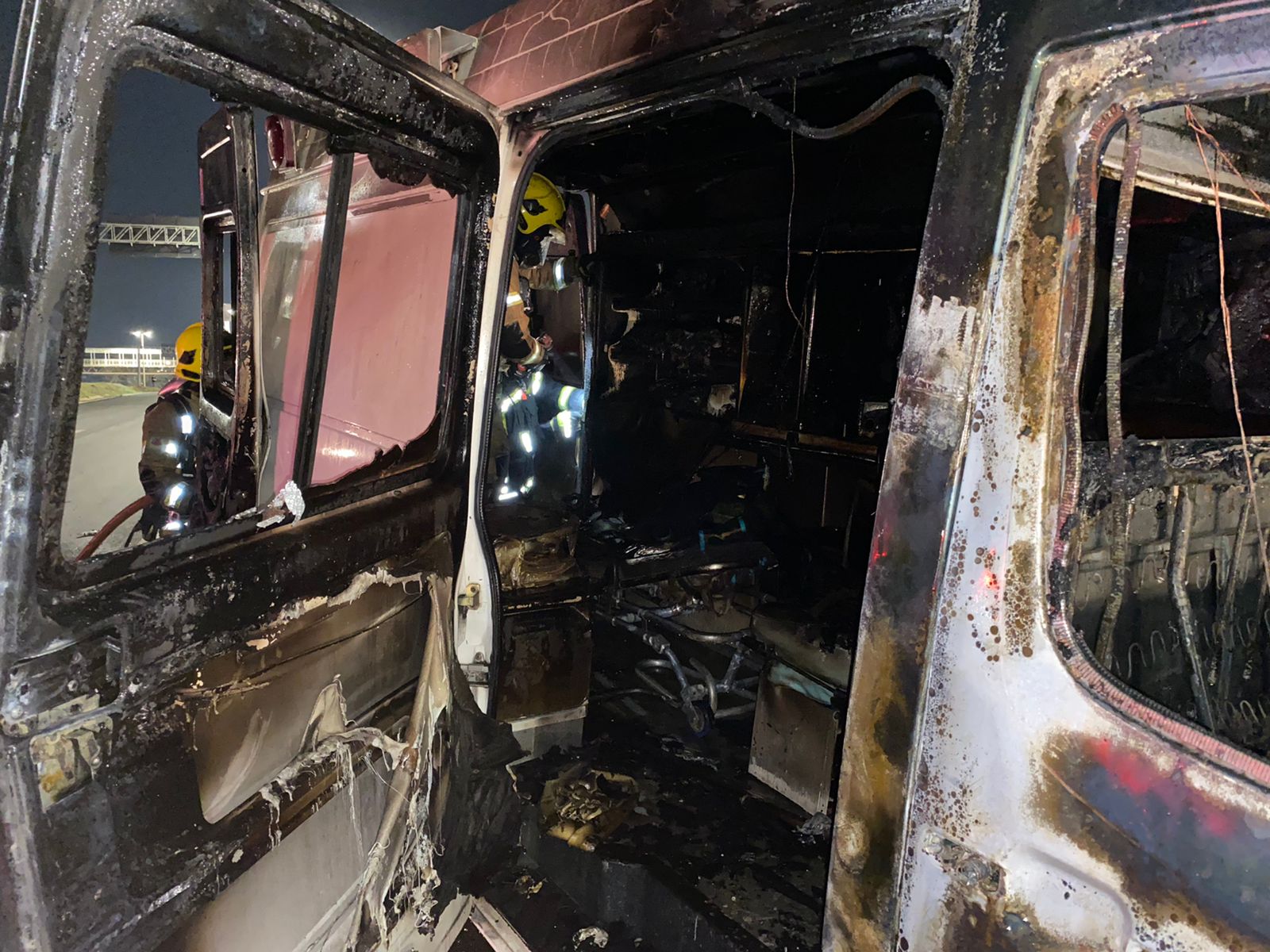 Incêndio destruí ambulância no Anel Rodoviário, altura do bairro São Francisco, em Belo Horizonte  - Foto: Reprodução/Corpo de Bombeiros