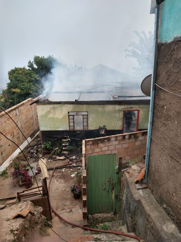 Gravida e marido morrem após incêndio atingir casa no bairro Vila Santo Antônio de Pádua, em Sabará - Foto: Divulgação/CBMMG