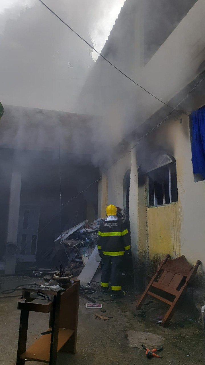 Mulher acamada é resgatada por vizinho após incêndio atingir casa no bairro Lajedo, em BH - Foto: Divulgação/CBMMG