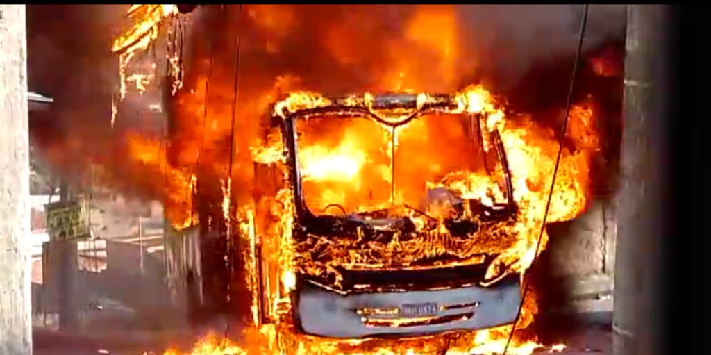 Ônibus ficou destruído em incêndio no bairro Duque de Caxias, em Betim - Foto: Reprodução