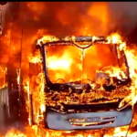 Ônibus ficou destruído em incêndio no bairro Duque de Caxias, em Betim - Foto: Reprodução