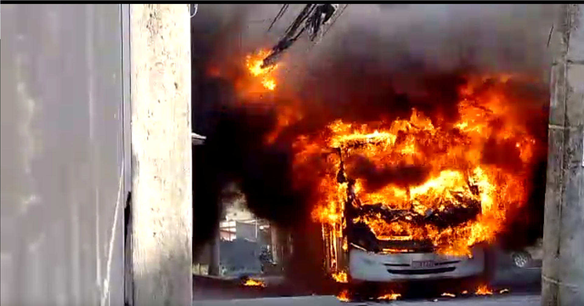 Chamas atingiu rede elétrica no bairro Duque de Caxias, em Betim - Foto: Reprodução