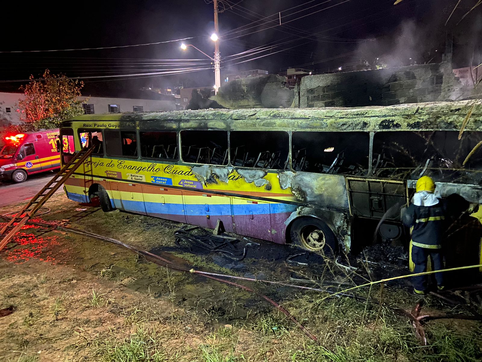 Incêndio destrói ônibus de igreja no bairro Paulo VI, em Conselheiro Lafaiete - Foto: Divulgação/Corpo de Bombeiros