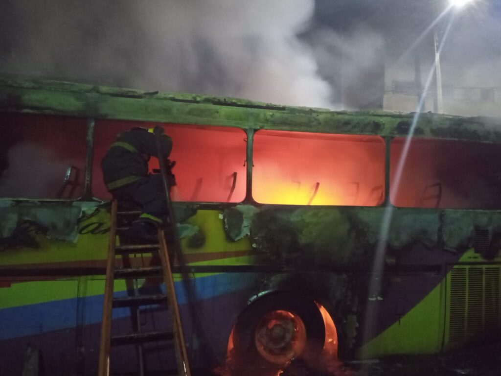 Incêndio destrói ônibus de igreja no bairro Paulo VI, em Conselheiro Lafaiete - Foto: Divulgação/Corpo de Bombeiros