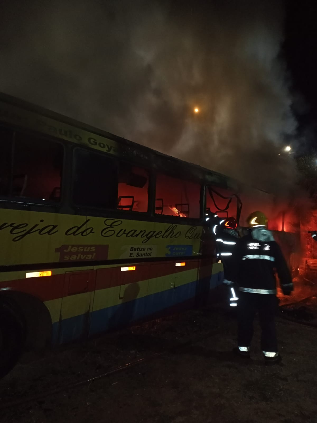 Incêndio destrói ônibus de igreja no bairro Paulo VI, em Conselheiro Lafaiete - Foto: Divulgação/Corpo de Bombeiros