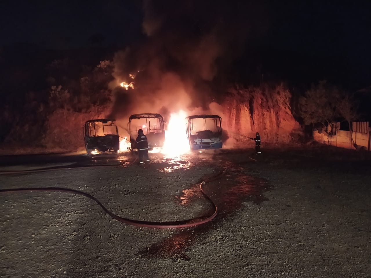 Três ônibus ficam destruídos após incêndio dentro de garagem no bairro Nações, em Itajubá (MG) 3 Três ônibus ficam destruídos após incêndio dentro de garagem no bairro Nações, em Itajubá (MG) - Foto: Divulgação/Corpo de Bombeiros