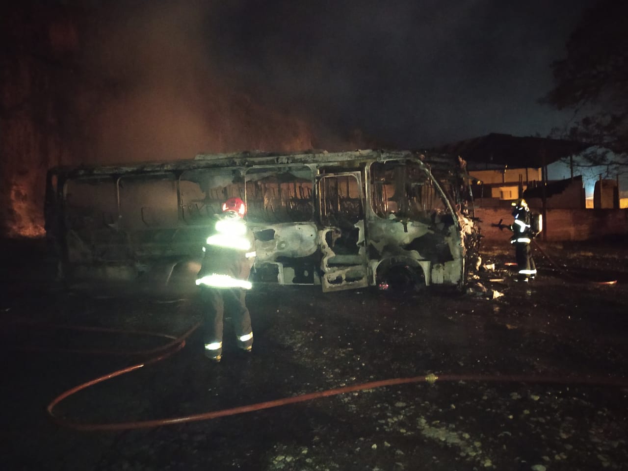 Três ônibus ficam destruídos após incêndio dentro de garagem no bairro Nações, em Itajubá (MG) 2 Três ônibus ficam destruídos após incêndio dentro de garagem no bairro Nações, em Itajubá (MG) - Foto: Divulgação/Corpo de Bombeiros