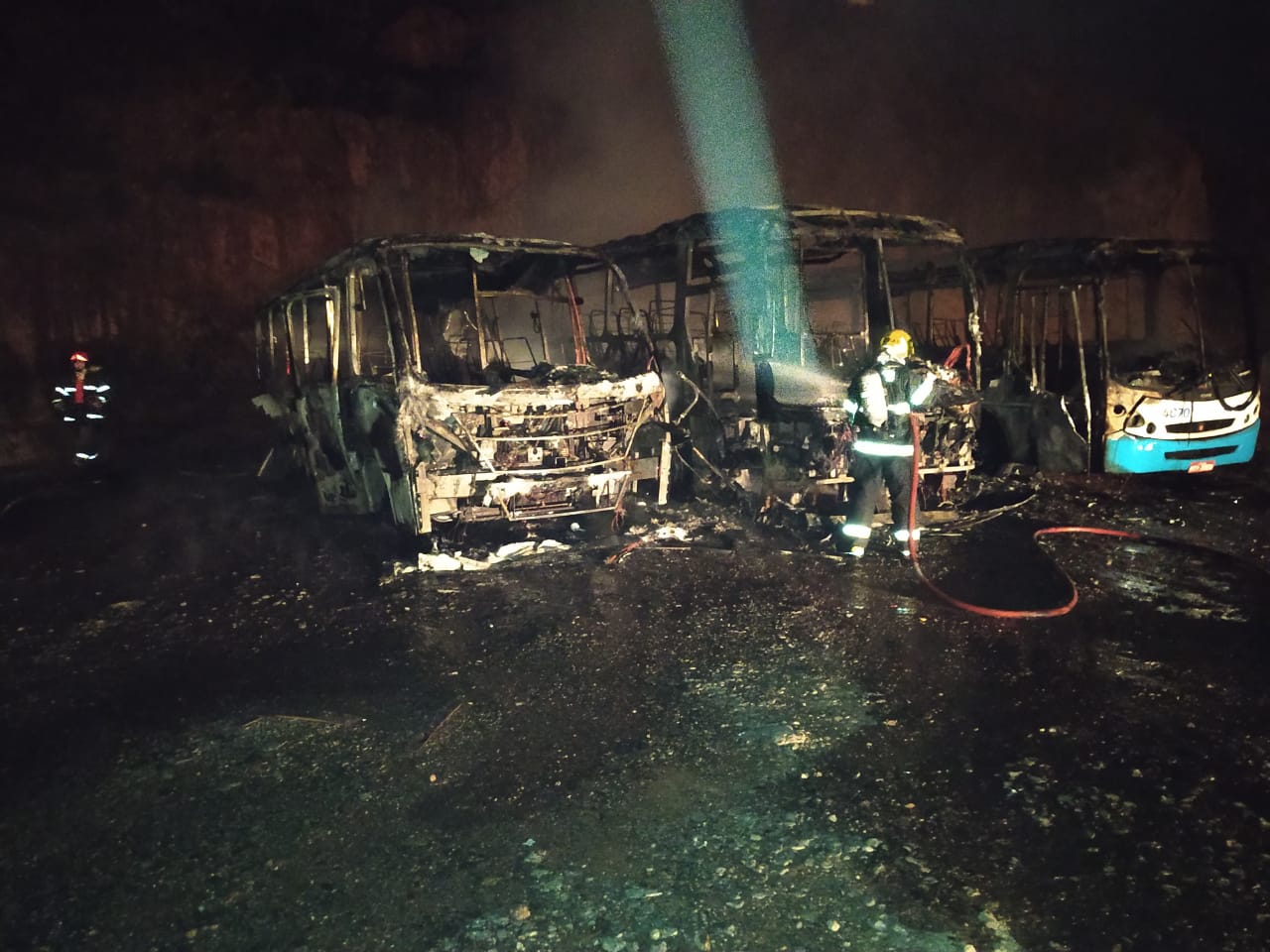 Três ônibus ficam destruídos após incêndio dentro de garagem no bairro Nações, em Itajubá (MG) 1 Três ônibus ficam destruídos após incêndio dentro de garagem no bairro Nações, em Itajubá (MG) - Foto: Divulgação/Corpo de Bombeiros