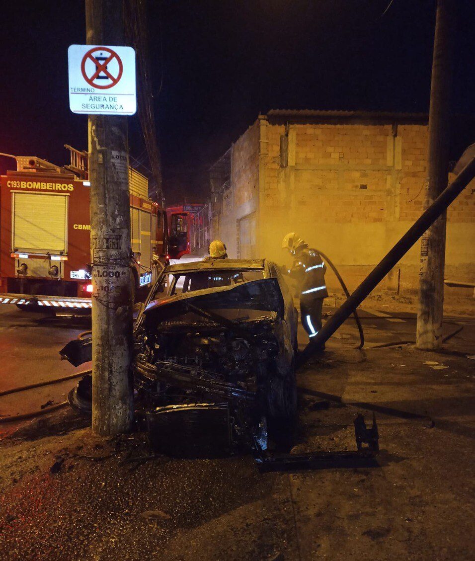 Homem morre carbonizado após bate carro em poste no bairro Londrina, em Santa luzia - Foto: Divulgação/Corpo de Bombeiros