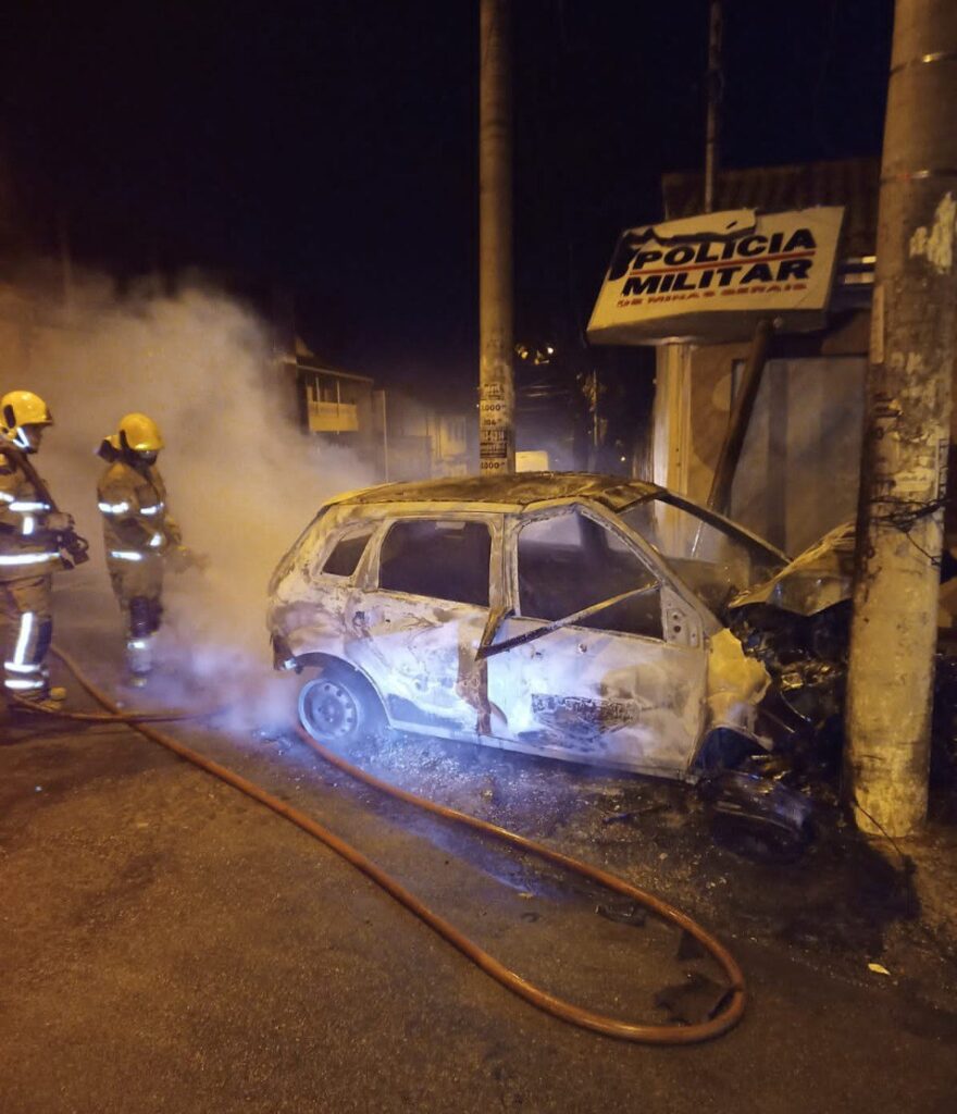 Homem morre carbonizado após bate carro em poste no bairro Londrina, em Santa luzia - Foto: Divulgação/Corpo de Bombeiros